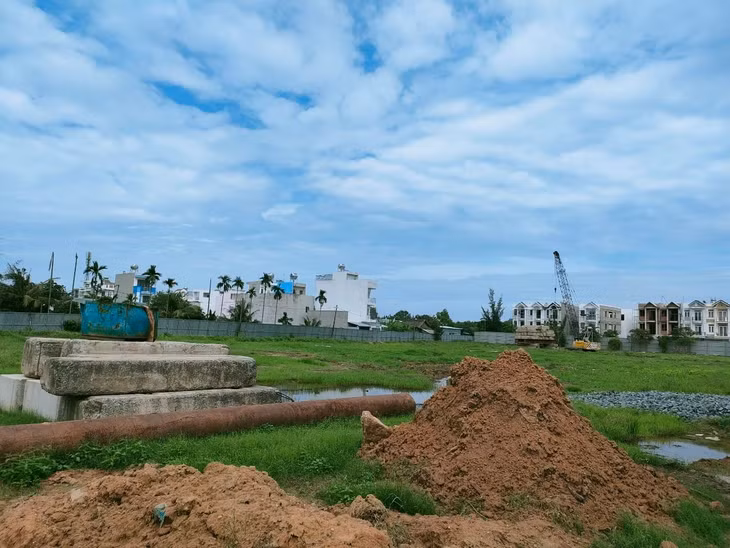 Dù trước mắt khó khăn còn nhiều, nhưng việc thoát cảnh giật gấu vá vai, cạn dòng tiền để duy trì kinh doanh sẽ giảm đi rất nhiều sẽ giúp doanh nghiệp từng bước hồi sinh để vượt qua bão tố. Ảnh: Bảo Tín