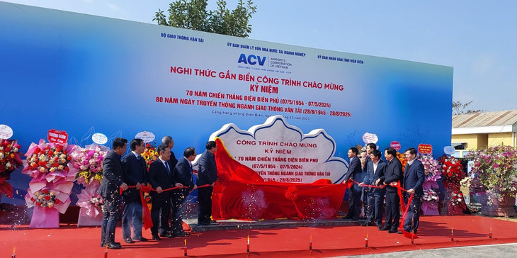 Thủ tướng Chính phủ gắn biển Công trình chào mừng Kỷ niệm 70 năm Chiến thắng lịch sử Điện Biên Phủ cho Cảng hàng không Điện Biên.