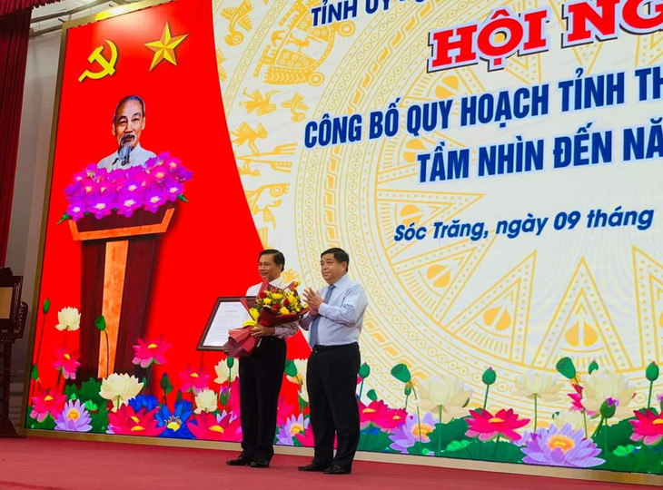 Bộ trưởng Bộ Kế hoạch và Đầu tư Nguyễn Chí Dũng trao Quyết định của Thủ tướng Chính phủ phê duyệt Quy hoạch tỉnh Sóc Trăng thời kỳ 2021 - 2030, tầm nhìn đến năm 2050 cho lãnh đạo tỉnh Sóc Trăng