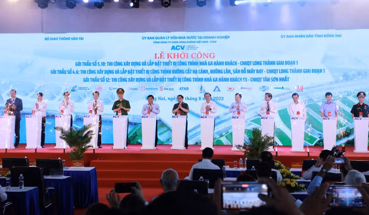 Thủ tướng Chính phủ Phạm Minh Chính bấm nút khởi công Nhà ga hành khách Cảng HKQT Long Thành, đánh dấu thời khắc lịch sử phát triển vượt bậc của hệ thống cảng hàng không Việt Nam. Ảnh: Ngọc Tuấn