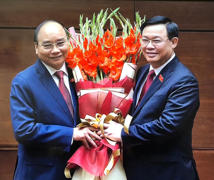 Chủ tịch Quốc hội Vương Đình Huệ tặng hoa chúc mừng tân Chủ tịch nước Nguyễn Xuân Phúc (ảnh: V.Anh)