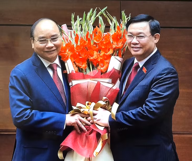 Chủ tịch Quốc hội Vương Đình Huệ tặng hoa chúc mừng tân Chủ tịch nước Nguyễn Xuân Phúc (ảnh: V.Anh)