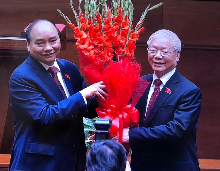 Tân Chủ tịch nước Nguyễn Xuân Phúc tặng hoa Tổng Bí thư Nguyễn Phú Trọng (ảnh: V.Anh)