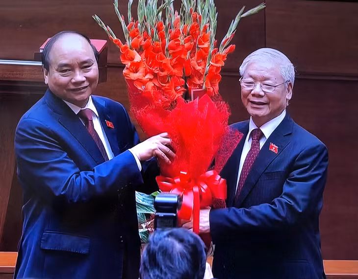 Tân Chủ tịch nước Nguyễn Xuân Phúc tặng hoa Tổng Bí thư Nguyễn Phú Trọng (ảnh: V.Anh)