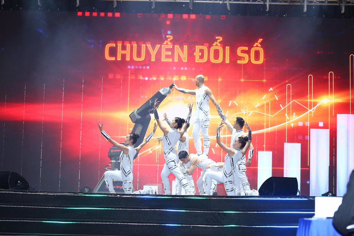 Tiết mục văn nghệ được biểu diễn tại lễ khai mạc sự kiện