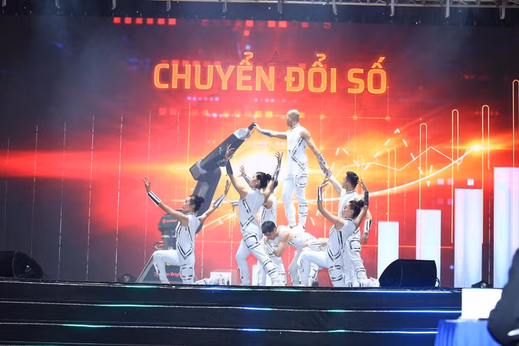 Tiết mục văn nghệ được biểu diễn tại lễ khai mạc sự kiện