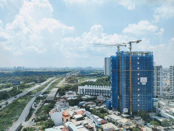 Luật Thuế TNDN số 32/2013/QH13 vẫn chỉ cho phép bù trừ một chiều: lỗ từ hoạt động bất động sản được bù trừ với lãi từ hoạt động sản xuất kinh doanh khác. Ảnh: Ngô Bảo Tín