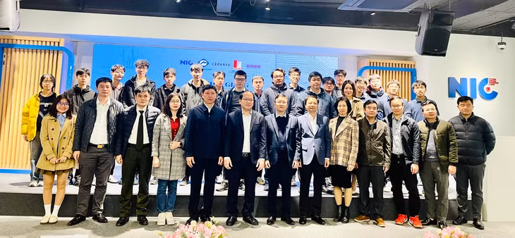 Đại diện NIC cùng các đơn vị, học viên Chương trình đào tạo thiết kế vi mạch số