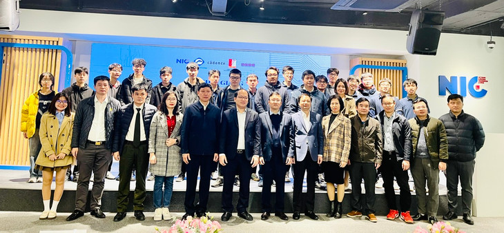 Đại diện NIC cùng các đơn vị, học viên Chương trình đào tạo thiết kế vi mạch số