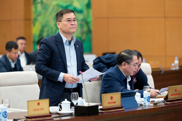 Thứ trưởng Bộ Tài chính Bùi Văn Khắng trình bày Tờ trình tại Phiên họp (ảnh: QH)