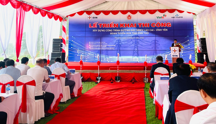 Ông Bùi Phương Nam, Giám đốc Ban Quản lý dự án điện 1 thuộc Tập đoàn Điện lực Việt Nam phát biểu tại buổi lễ Ông Bùi Phương Nam, Giám đốc Ban Quản lý dự án điện 1 thuộc Tập đoàn Điện lực Việt Nam phát biểu tại buổi lễ