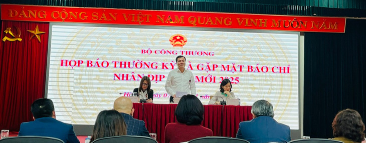 Thứ trưởng Nguyễn Sinh Nhật Tân thông tin tại cuộc họp báo thường kỳ Bộ Công Thương chiều ngày 7/1/2025