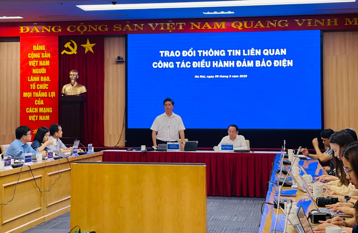 Ông Võ Quang Lâm, Phó Giám đốc Tập đoàn Điện lực Việt Nam thông tin tại cuộc họp. Ảnh: Việt Anh