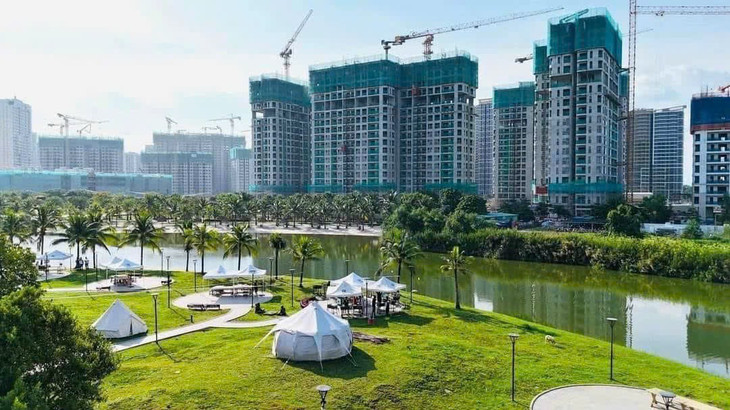 Bộ Xây dựng đề nghị các địa phương tiếp tục, tập trung rà soát, lập danh mục các dự án bất động sản có khó khăn, vướng mắc. Nếu có khó khăn, vướng mắc vượt thẩm quyền thì báo cáo, đề xuất rõ giải pháp lên cấp có thẩm quyền để giải quyết.