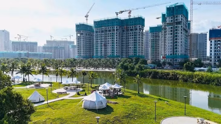 Bộ Xây dựng đề nghị các địa phương tiếp tục, tập trung rà soát, lập danh mục các dự án bất động sản có khó khăn, vướng mắc. Nếu có khó khăn, vướng mắc vượt thẩm quyền thì báo cáo, đề xuất rõ giải pháp lên cấp có thẩm quyền để giải quyết.