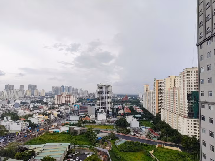 Cho đến nay mọi lĩnh vực đều dương trở lại, riêng lĩnh vực bất động sản đi từ âm nhiều đến âm ít. Ảnh: Bảo Tín
