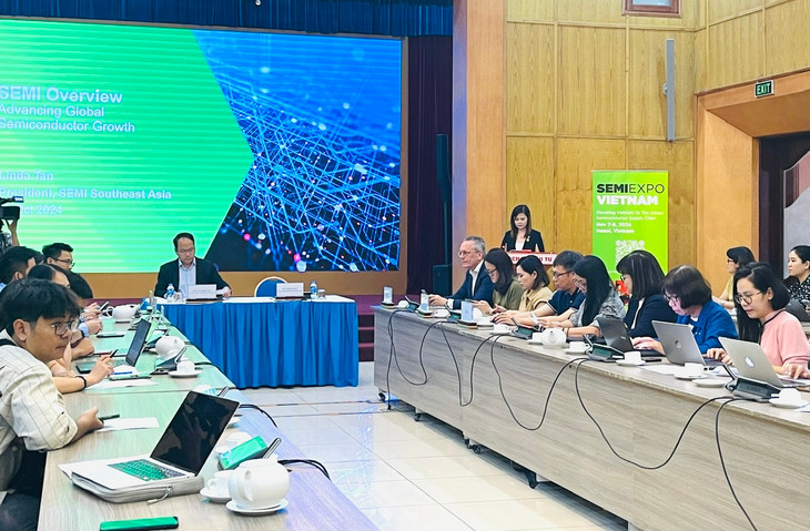 Bà Linda Tan, Chủ tịch Hiệp hội Bán dẫn Đông Nam Á thông tin tại cuộc họp báo Bà Linda Tan, Chủ tịch Hiệp hội Bán dẫn Đông Nam Á thông tin tại cuộc họp báo