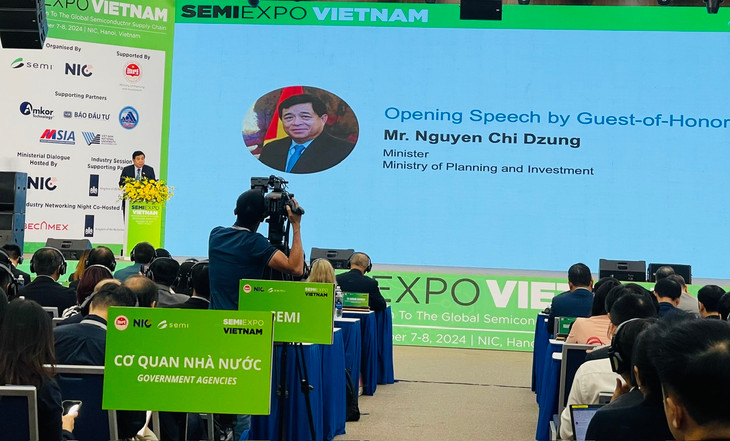 Bộ trưởng Bộ Kế hoạch và Đầu tư Nguyễn Chí Dũng phát biểu khai mạc Triển lãm. Ảnh: Nguyễn Thủy