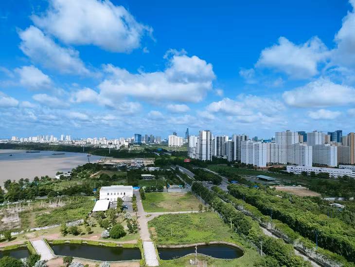 Nếu Ngân hàng Nhà nước nới “room” tín dụng thêm 1 - 2% thì sẽ có thêm khoảng 200.000 tỷ đồng được bổ sung vào nền kinh tế để giải “cơn khát” vốn, trong đó có thị trường bất động sản. Ảnh: Ngô Ngãi