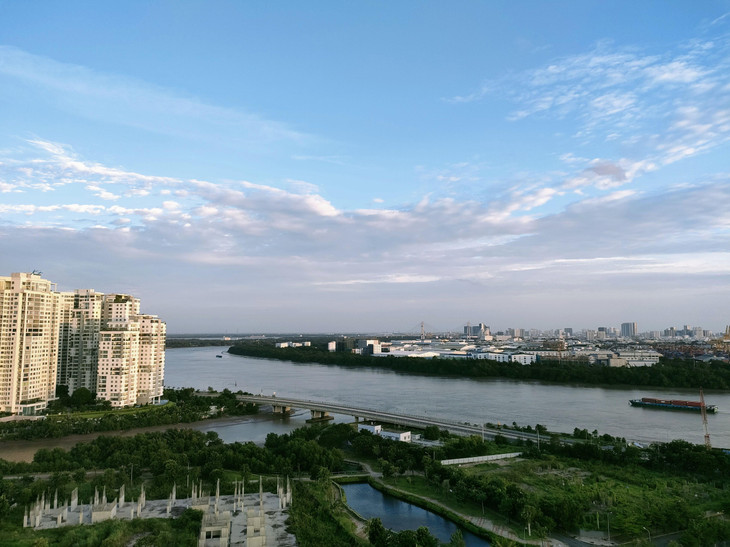 Dịch bệnh diễn biến phức tạp cũng như việc áp dụng Chỉ thị 16 tại TP.HCM gây sức ép lên nguồn cung lẫn lượng tiêu thụ dự án mới. Ảnh: Ngô Bảo Tín Dịch bệnh diễn biến phức tạp cũng như việc áp dụng Chỉ thị 16 tại TP.HCM gây sức ép lên nguồn cung lẫn lượng tiêu thụ dự án mới. Ảnh: Ngô Bảo Tín