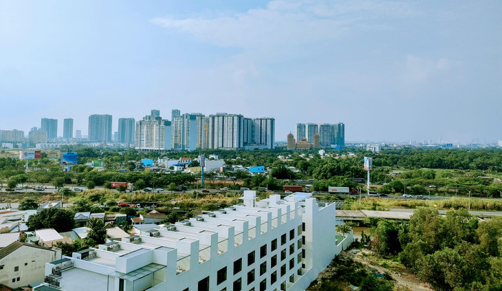 Trong dài hạn nếu các rủi ro và thách thức đối với thị trường không được khắc phục, sự giảm giá trên thị trường thứ cấp diễn biến rõ nét hơn sẽ ảnh hưởng trực tiếp đến khả năng hồi phục của thị trường chung. Ảnh: Ngô Bảo Tín