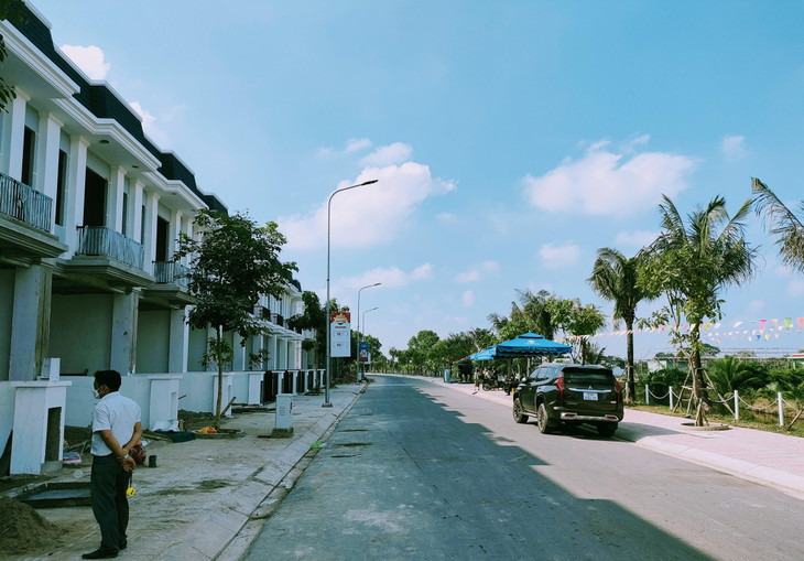 Các dự án bất động sản liền thổ ở Đồng Nai đạt tỷ lệ hấp thụ 85% và Bình Dương đạt 67% trong quý I/2022. Tuy nhiên, thị trường có dấu hiệu đầu cơ, với khoảng 65% người mua để đầu tư hơn là nhu cầu ở thực. Ảnh: Ngô Bảo Tín Các dự án bất động sản liền thổ ở Đồng Nai đạt tỷ lệ hấp thụ 85% và Bình Dương đạt 67% trong quý I/2022. Tuy nhiên, thị trường có dấu hiệu đầu cơ, với khoảng 65% người mua để đầu tư hơn là nhu cầu ở thực. Ảnh: Ngô Bảo Tín