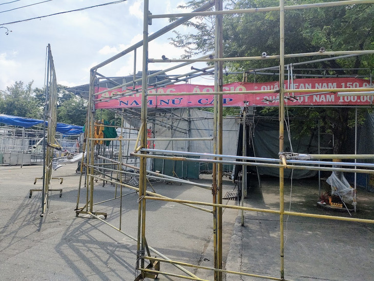 Phía ngoài công viên là những vật dụng ngổn ngang và nhếch nhác, khiến người dân quanh khu vực này rất bức xúc. Ảnh: Gia An