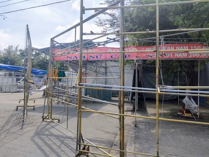 Phía ngoài công viên là những vật dụng ngổn ngang và nhếch nhác, khiến người dân quanh khu vực này rất bức xúc. Ảnh: Gia An