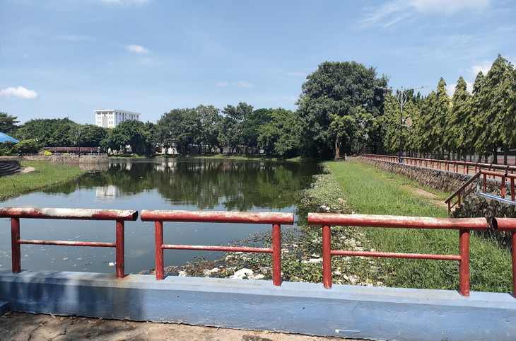 Xung quanh công viên rác thải vương vãi nhiều nơi trên mặt hồ, đường đi bộ… Ảnh: Gia An