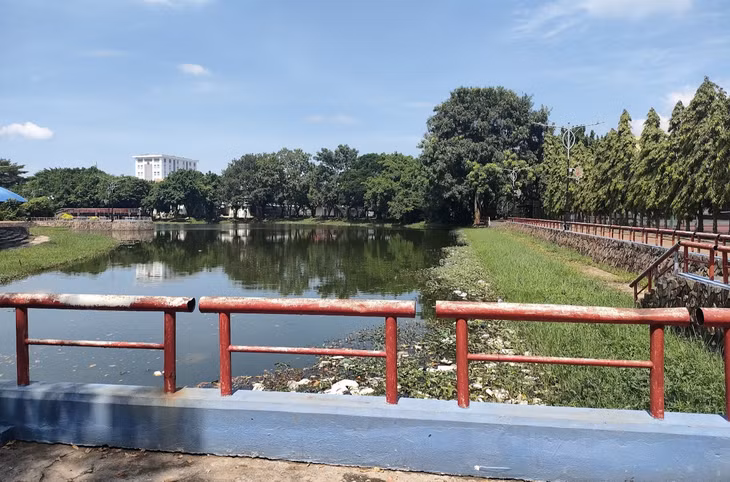 Xung quanh công viên rác thải vương vãi nhiều nơi trên mặt hồ, đường đi bộ… Ảnh: Gia An