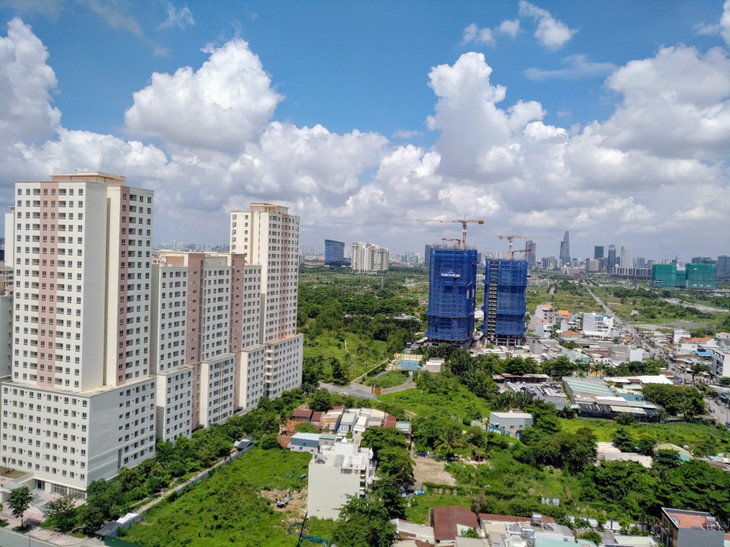 Theo các chuyên gia, mặc dù lợi nhuận biên trên từng dự án có thể kém hấp dẫn hơn so với các phân khúc cao cấp, nhưng quy mô tiềm năng rất lớn của phân khúc này sẽ là yếu tố hấp dẫn nên các chủ đầu tư cần cân nhắc. Ảnh: Ngô Bảo Tín