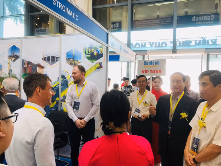 Các đại biểu tham quan, trao đổi tại Contech Vietnam 2023