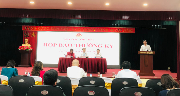 Cục trưởng Cục Điện lực và Năng lượng tái tạo Hoàng Tiến Dũng phát biểu tại cuộc họp Cục trưởng Cục Điện lực và Năng lượng tái tạo Hoàng Tiến Dũng phát biểu tại cuộc họp