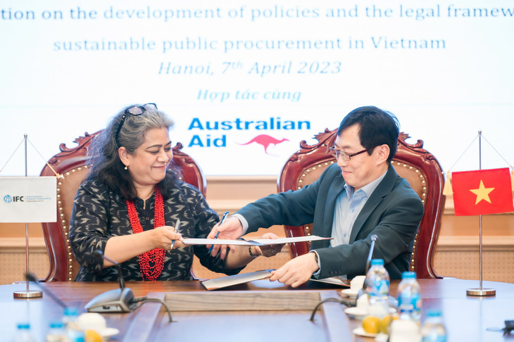 Đại diện Cục Quản lý đấu thầu và IFC cùng trao đổi văn kiện hợp tác