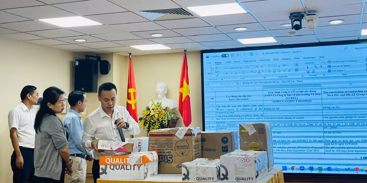 Đại diện Bên mời thầu tiến hành mở hồ sơ đề xuất kỹ thuật của Liên danh Công ty CP Cơ khí Xây dựng AMECC - Công ty Bảo vệ môi trường Vũ Hán