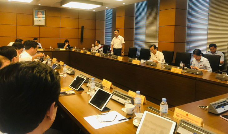 Đại biểu Quốc hội thảo luận tại tổ cho ý kiến về Dự thảo Luật Nhà ở (sửa đổi) ngày 5/6/2023