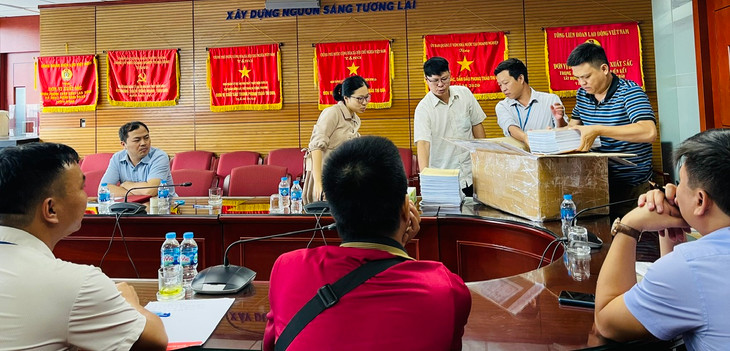 Đại diện Bên mời thầu tiến hành mở HSĐXKT Đại diện Bên mời thầu tiến hành mở HSĐXKT