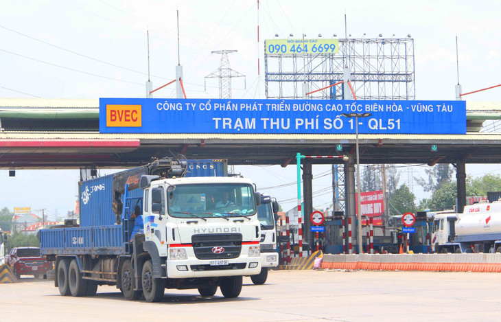 Khi hoàn thành đầu tư, cao tốc Biên Hòa- Vũng Tàu sẽ góp phần giảm áp lực cho Quốc lộ 51 hiện hữu. Luồng hàng hóa từ các khu công nghiệp của Đông Nam bộ sẽ kết nối thuận lợi hơn với cụm cảng quốc tế Cái Mép- Thị Vải. (Trong hình: Trạm thu phí Quốc lộ 51 hiện hữu. Ảnh: Toàn Tuấn) Khi hoàn thành đầu tư, cao tốc Biên Hòa- Vũng Tàu sẽ góp phần giảm áp lực cho Quốc lộ 51 hiện hữu. Luồng hàng hóa từ các khu công nghiệp của Đông Nam bộ sẽ kết nối thuận lợi hơn với cụm cảng quốc tế Cái Mép- Thị Vải. (Trong hình: Trạm thu phí Quốc lộ 51 hiện hữu. Ảnh: Toàn Tuấn)