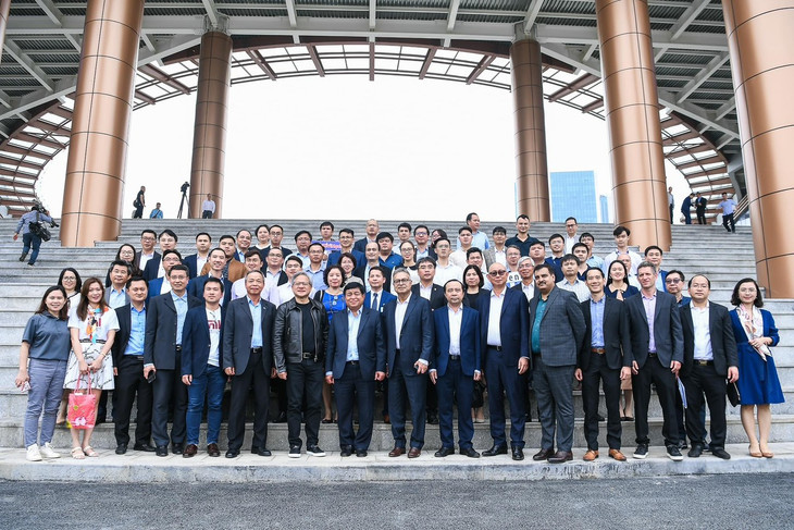 Các đại biểu chụp ảnh lưu niệm tại NIC Hòa Lạc