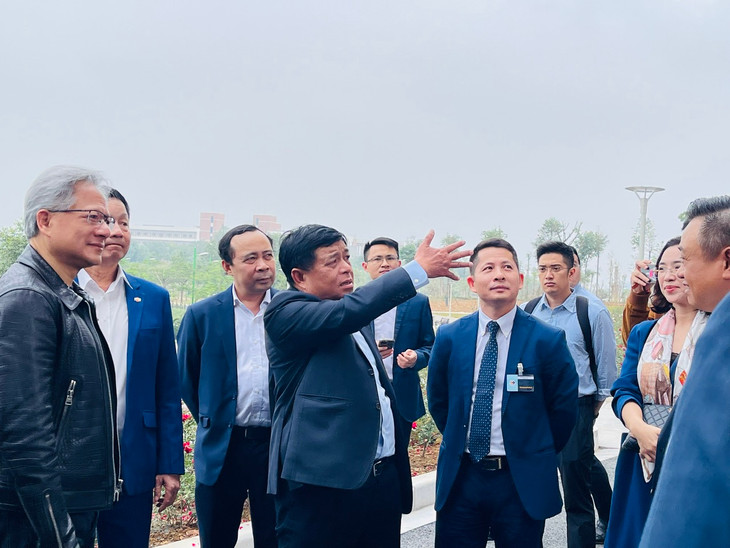 Trước Tọa đàm, Bộ trưởng Nguyễn Chí Dũng cùng đại diện các bộ, ngành, địa phương và các cơ sở nghiên cứu, đào tạo cùng đoàn đại biểu của NVIDIA thăm quan NIC Hòa Lạc - cơ sở mới của Trung tâm Đổi mới sáng tạo Quốc gia vừa khánh thành ngày 28/10/2023.