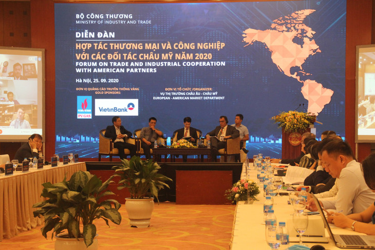 Các đại biểu trao đổi tại Diễn đàn Các đại biểu trao đổi tại Diễn đàn