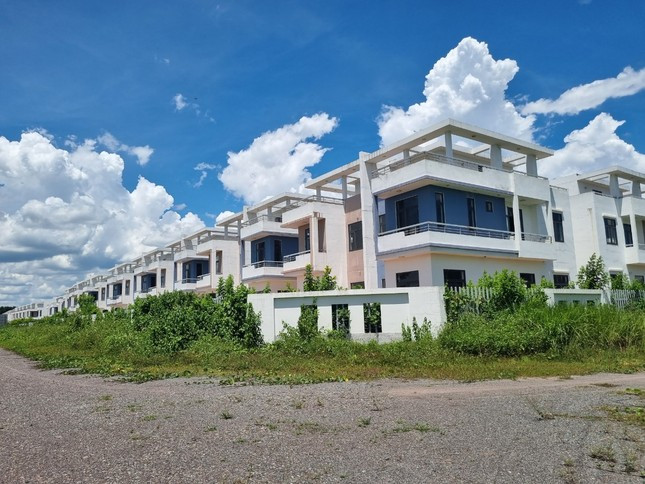 Dự án Tân Thịnh (tên thương mại là Viva Park) chưa hoàn tất các thủ tục xin giao đất và giấy phép xây dựng nhưng đã thi công 680 căn biệt thự, nhà liền kề rồi bán cho người dân. Ảnh: Internet Dự án Tân Thịnh (tên thương mại là Viva Park) chưa hoàn tất các thủ tục xin giao đất và giấy phép xây dựng nhưng đã thi công 680 căn biệt thự, nhà liền kề rồi bán cho người dân. Ảnh: Internet