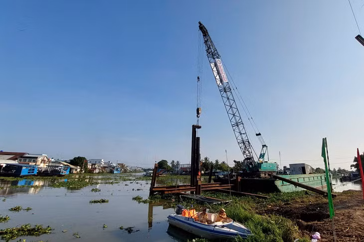 Ngay khi phát lệnh khởi công, Liên danh Xây lắp cầu Giải phóng 9 Kiên Giang gồm Công ty TNHH Trường Phát (đứng đầu liên danh) và Công ty CP Đầu tư xây dựng công nghệ mới Phúc Tấn tập kết thiết bị thi công xây dựng cầu Giải phóng 9. Ảnh: NT