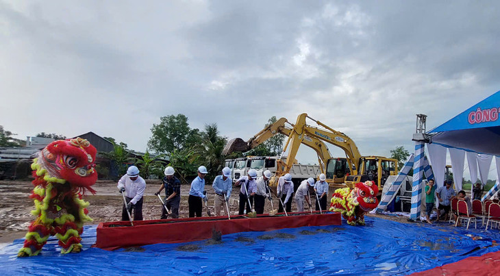 Ngay khi phát lệnh khởi công, Liên danh Công ty CP Xây dựng thương mại và Đầu tư Huy Ngọc Hưng - Công ty TNHH Trường Thắng đã tập kết vật tư, huy động nhận sự, máy móc thiết bị thi công tại điểm đầu tuyến Đường tỉnh 941 (đoạn nối dài) trên địa bàn xã Bình Hòa, huyện Châu Thành. Ảnh: NT.