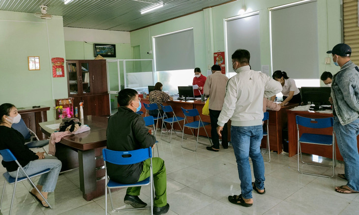 Số lượng khách đến công chứng chuyển nhượng nhà đất luôn tấp nập. Ảnh: Ngô Bảo Tín