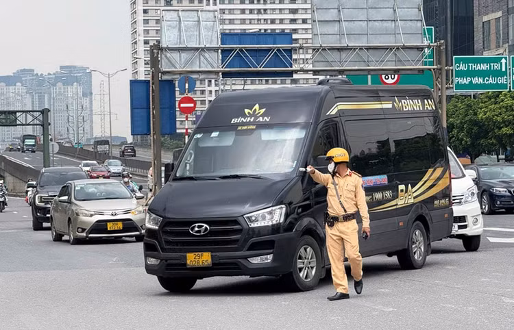 CSGT Hà Nội kiểm tra xe kinh doanh vận tải hành khách. Ảnh: Báo QĐND