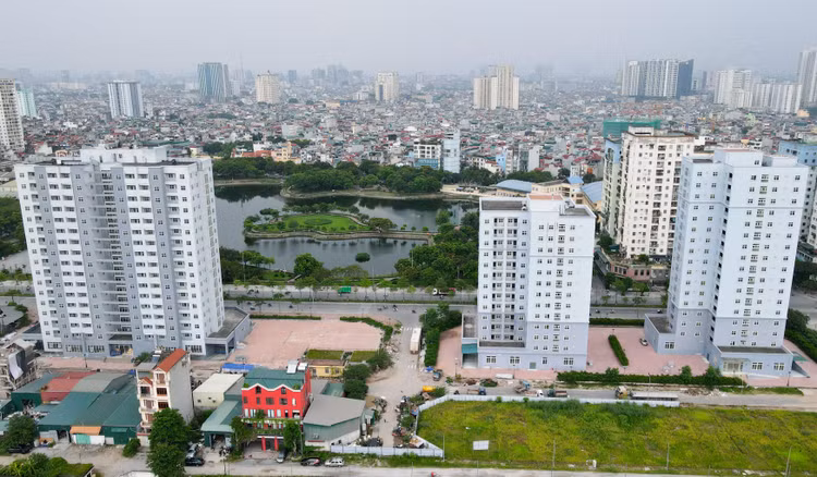 Nằm ngay vị trí "đất vàng", sát mặt đường lớn Tân Mai, đối diện hồ Đền Lừ (Hoàng Mai, Hà Nội), có vị trí không gian thoáng đãng, thuận tiện giao thông, song kỳ lạ thay 3 tòa chung cư đã xây dựng hoàn thiện nhưng đến nay vẫn bị bỏ hoang, không có người ở.