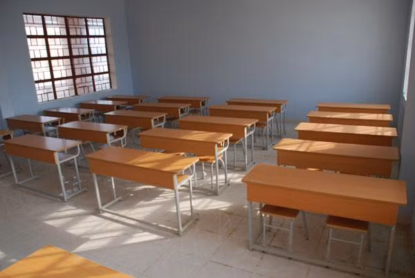 2 gói thầu mua sắm bàn ghế, HSMT bị phản ánh về yêu cầu nhân sự quá mức cần thiết khi quy định tới 6 nhân sự chủ chốt tại mỗi gói thầu. Ảnh chỉ mang tính minh họa. Nguồn Internet