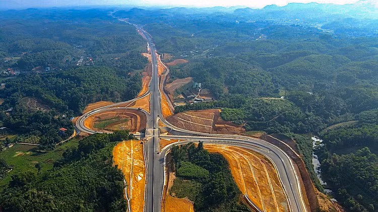 Thành lập 7 Đoàn kiểm tra về rà soát, tháo gỡ các khó khăn, vướng mắc liên quan đến các dự án giao thông trọng điểm có kế hoạch hoàn thành năm 2025 để đạt mục tiêu 3.000 km đường bộ cao tốc