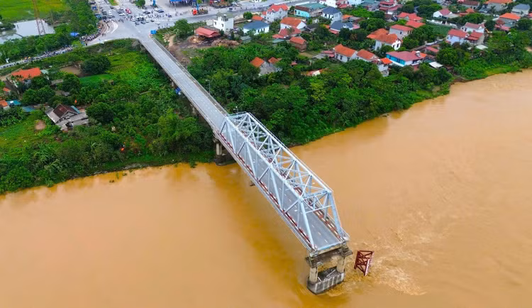 Cầu Phong Châu cũ sau sự cố bị sập